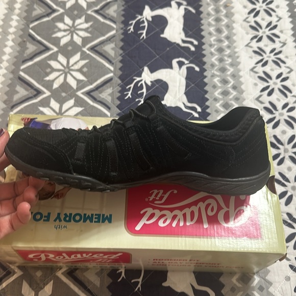 Skechers no lace slip on sneakers, black, size 9, excellent condition - Picture 3 of 7